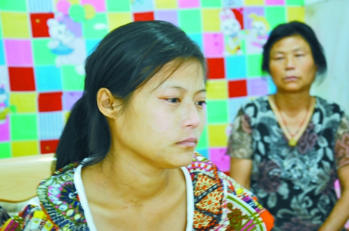 王學(xué)鳳望著女兒，一言不發(fā)