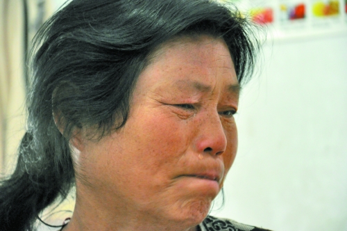 談及女兒的病情，王學(xué)鳳不禁哭了出來