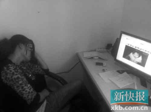 遇難孩子的母親向記者展示女兒生前的照片，一邊掩面而泣