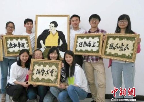 大學(xué)生們?yōu)榧o(jì)念焦裕祿，用黑豆、綠豆、大米等糧食在硬紙板上創(chuàng)作的糧食畫