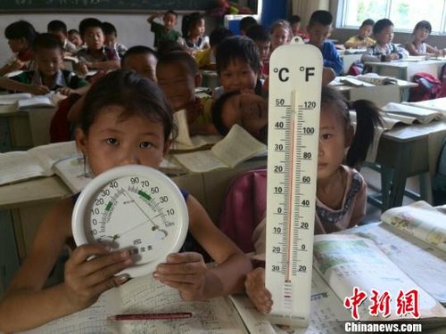 6月3日，下午四點(diǎn)，昆明市東川區(qū)因民鎮(zhèn)中心學(xué)校一年級(jí)教室溫度達(dá)到44℃