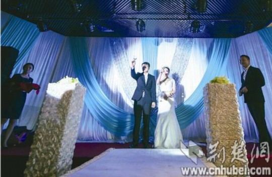 經(jīng)過(guò)執(zhí)著追求和3年戀愛(ài)，昨日，25歲的武漢小伙張巖終于娶回黑龍江姑娘張巖