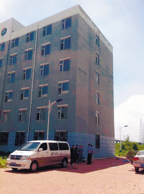 現(xiàn)場被警方封鎖，圈內(nèi)為死者遺體位置