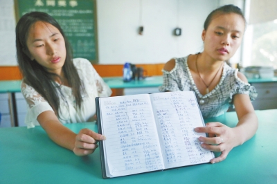 劉龔帶的2012屆畢業(yè)生一天就募捐了5000多元，并一一登記