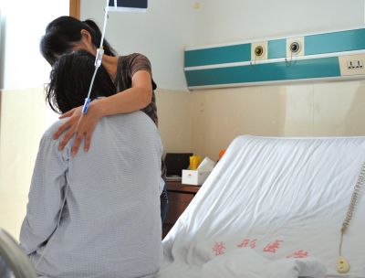 由于前天進行了面部修復手術(shù)，俞燕身體不適，父母24小時陪在她的身邊