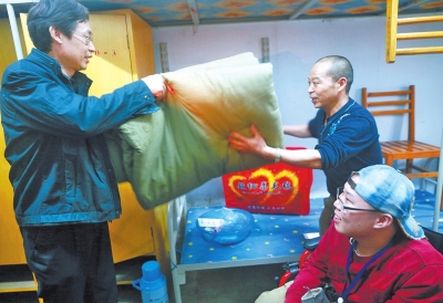 班主任韓運(yùn)俠(左)為劉同宇送來(lái)了學(xué)校特意準(zhǔn)備的生活用品 班主任韓運(yùn)俠(左)為劉同宇送來(lái)了學(xué)校特意準(zhǔn)備的生活用品