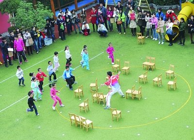 男老師帶著孩子們做游戲。