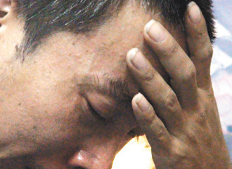 10歲方姓男童遭割喉殺害，父親淚流不止說，小兒子走了，他不知道該如何活下去。 臺灣《聯合報》