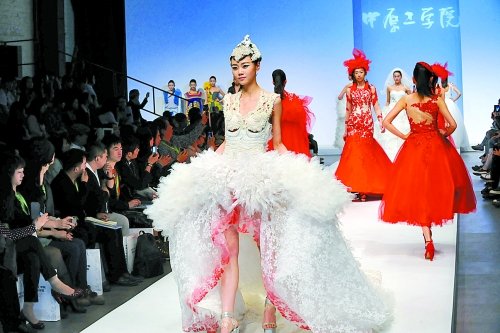 中原工學(xué)院服裝設(shè)計亮相北京798 中原工學(xué)院服裝設(shè)計亮相北京798