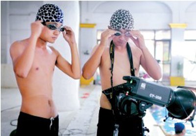 攝影師與助理帶上設(shè)備，準(zhǔn)備下水