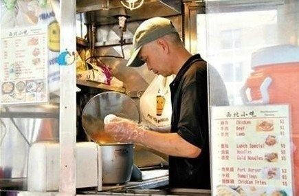 紐約哥大門口，顧客排長隊(duì)買他的肉夾饃