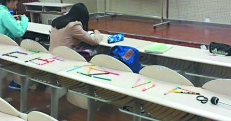 學(xué)生們用筆等文具占座 學(xué)生們用筆等文具占座