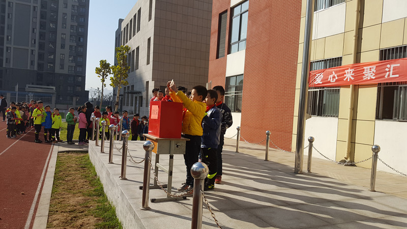 捐款學(xué)生隊(duì)伍排成一條長(zhǎng)龍 捐款學(xué)生隊(duì)伍排成一條長(zhǎng)龍