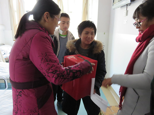 師生代表把善款送到了余科同學(xué)的家長手中 師生代表把善款送到了余科同學(xué)的家長手中