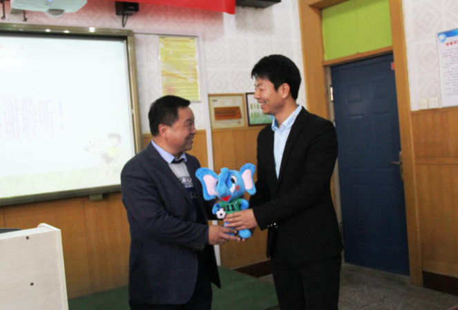 為洛陽市澗西區(qū)東方第三小學(xué)校長(zhǎng)侯逸軒贈(zèng)送河南校園足球吉祥物樂樂