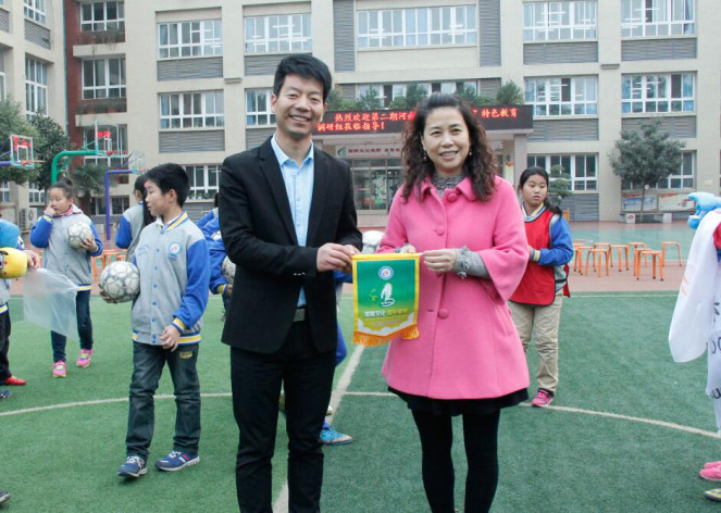 洛陽市澗西區(qū)英語小學(xué)校長(zhǎng)姚蓮彩為一校一品贈(zèng)送學(xué)校鷹文化旗幟