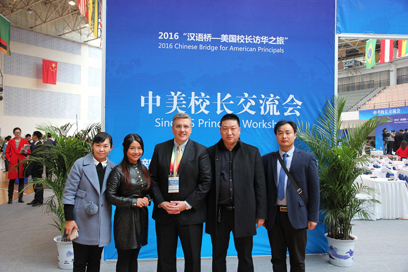 閆小家人與美國(guó)校長(zhǎng)合影留念 閆小家人與美國(guó)校長(zhǎng)合影留念