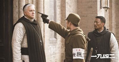 梅甘（左）、安西滿（右）與日本兵對峙的一幕。