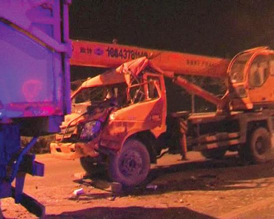 沒有駕照，還開了輛無牌吊車 能有啥結(jié)果？