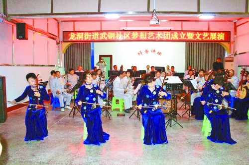 圖為夢(mèng)想藝術(shù)團(tuán)演員在表演 圖為夢(mèng)想藝術(shù)團(tuán)演員在表演