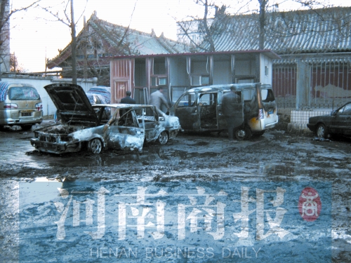 現(xiàn)場，兩輛車被燒得只剩骨架