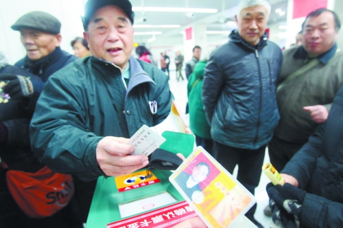 老人帶著多種證件想免費(fèi)乘車，工作人員稱沒接到通知拒絕。