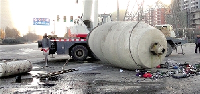 　　水泥罐車被撞得車、罐分離