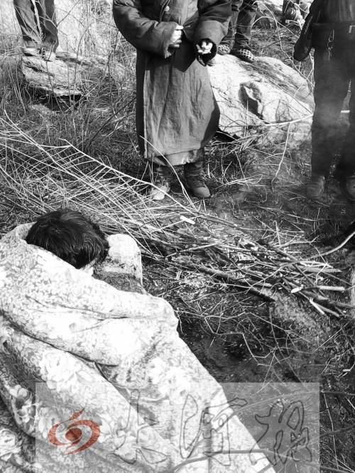 獲救兒童用被子圍住 獲救兒童用被子圍住