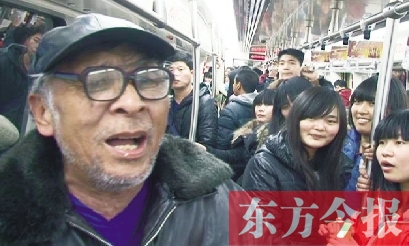周新路在地鐵車廂內(nèi)為乘客獻歌 周新路在地鐵車廂內(nèi)為乘客獻歌