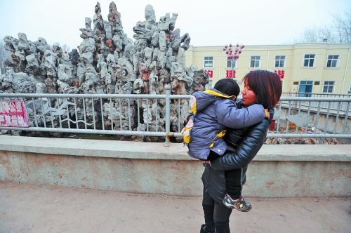 經(jīng)歷了之前的兇險(xiǎn)，窩在媽媽?xiě)阎械牧亮量吹剿兀愿械接行┖ε隆? width=