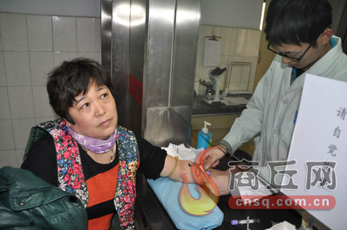 劉艷平的血樣和浙江省一位患者成功配型，1月15日下午3點(diǎn)，醫(yī)護(hù)人員正在為劉艷平再次抽取血樣