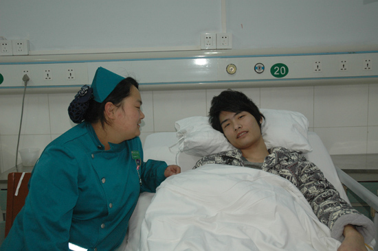 小伙兒患病智力"重返童年" 無(wú)家可歸難住醫(yī)院