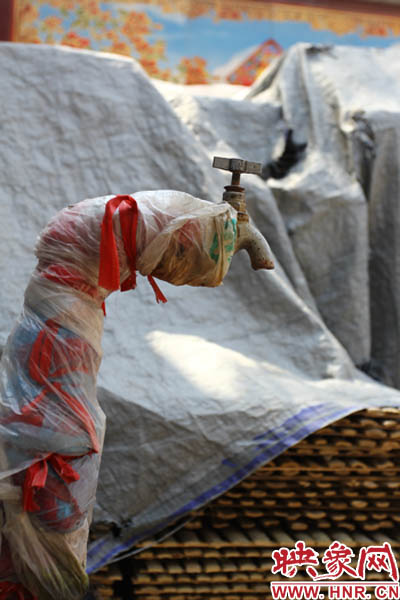 一名居民對(duì)記者說(shuō)，“你擰擰水管看，俺不騙你，沒(méi)水吧？”