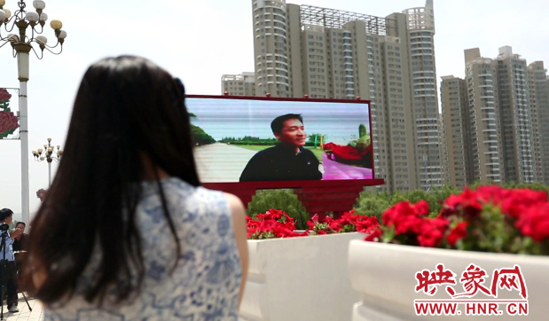 女主人公LED大屏中偶遇男友 女主人公LED大屏中偶遇男友