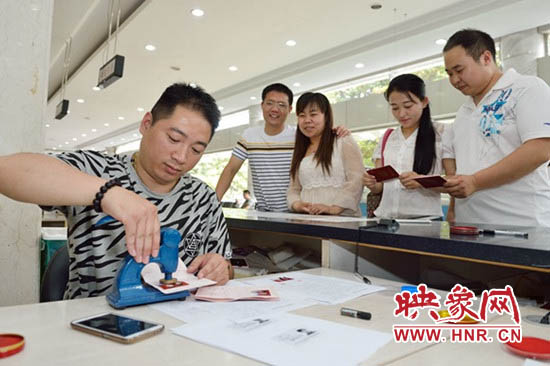 工作人員為新人辦理結(jié)婚證 工作人員為新人辦理結(jié)婚證