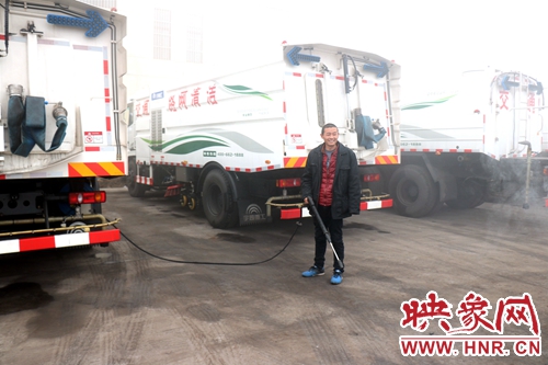 貨車(chē)突起火 80后清潔車(chē)司機(jī)路遇舉水槍急救援