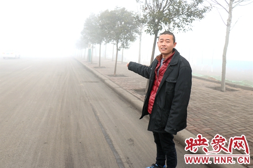 貨車(chē)突起火 80后清潔車(chē)司機(jī)路遇舉水槍急救援