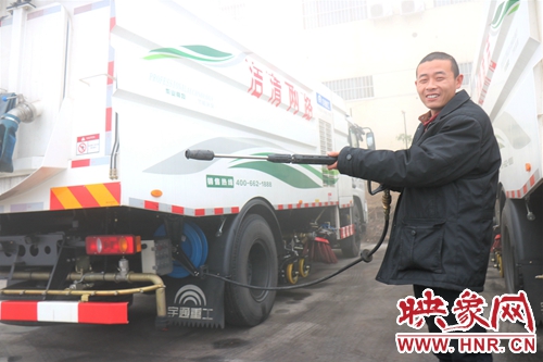 貨車(chē)突起火 80后清潔車(chē)司機(jī)路遇舉水槍急救援