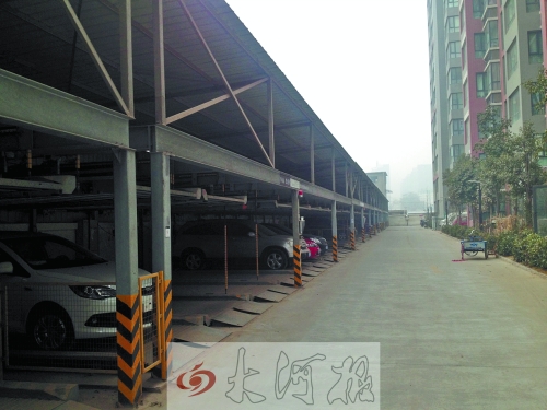 中原區(qū)新禧園小區(qū)，靠著圍墻的空地，建成兩層立體車庫。