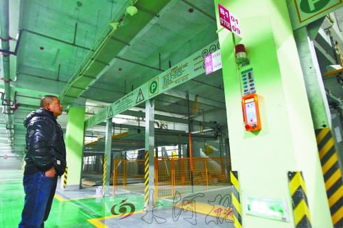 翰林世家小區(qū)的地下車庫，一層改造成兩層，可多停放50輛車。