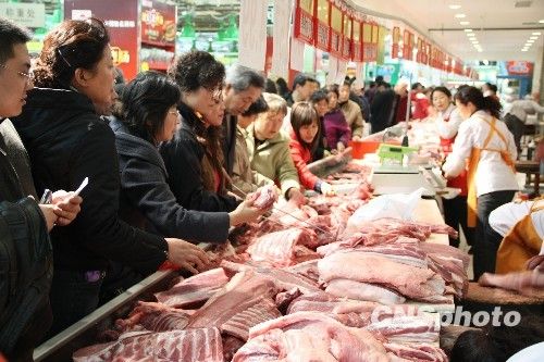 資料圖。1月份CPI等經濟數據將于今天發(fā)布。多家機構預計，受春節(jié)“錯位”因素及豬肉價格回落影響，1月CPI同比漲幅在1.8%左右。從各機構發(fā)布的報告來看，從2月開始，CPI或將進入新一輪上行周期。