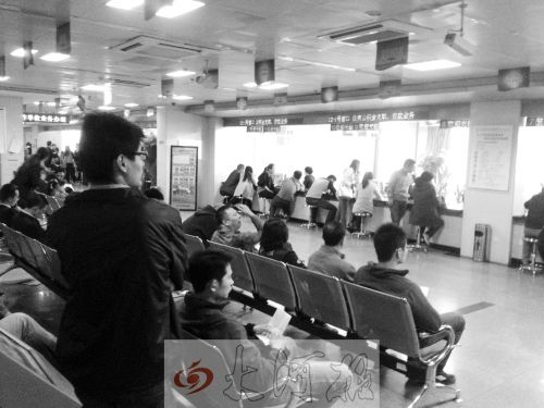 鄭州住房公積金管理中心辦事大廳，坐滿辦理業(yè)務(wù)的市民。