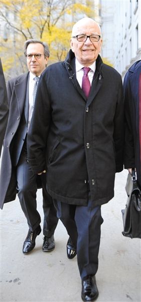 　20日，默多克走出法庭。