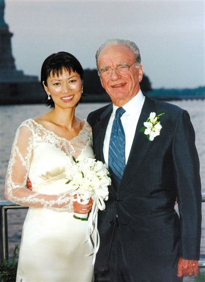 1999年6月，68歲的默多克與30歲的鄧文迪結(jié)婚。