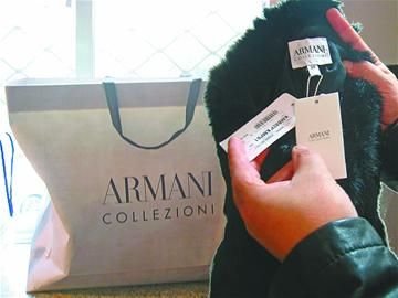 紀(jì)萬昌展示其中一件阿瑪尼女皮衣。