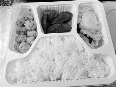 動(dòng)車僅售14元法國(guó)礦泉水 記者亮身份后2元水現(xiàn)身 動(dòng)車僅售14元法國(guó)礦泉水 記者亮身份后2元水現(xiàn)身