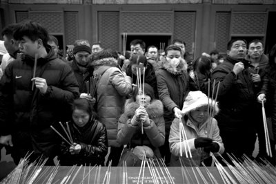 雍和宮，市民在燒香祈福