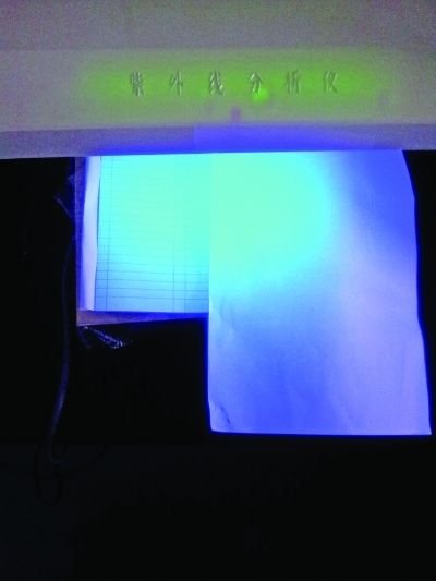 記者的采訪本比A4紙熒光劑更多。