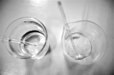 溶解檢測法中，左邊溶入真蠶絲的液體變得渾濁，完全溶解。