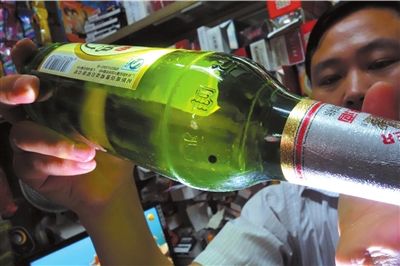 這瓶未開封的燕京啤酒內(nèi)有一顆黑色懸浮物。京華時(shí)報(bào)記者 徐曉帆 攝